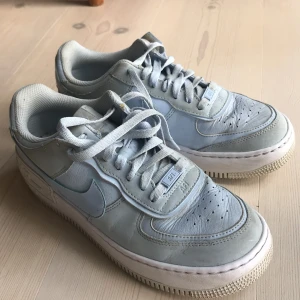 Nike Air Force sneakers - Ett par ljusblå Nike Air Force 1, sneakers i storlek EUR 40.5, 260 mm. Inte så mycket använda. Köpta från nike.com