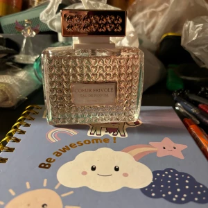 Coeur Frivole Eau de Parfum - En flaska med Coeur Frivole Eau de Parfym. Den är nästan helt ny då jag endast har sprutat cirka 5 gånger💗