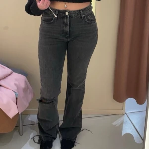 Svara jeans - Svarta jeans med ett hål på knät❤️