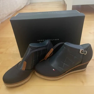 Tommy Hilfiger kilklack  - Marinblå färg, storlek 38, mycket fint skick, 500 kr