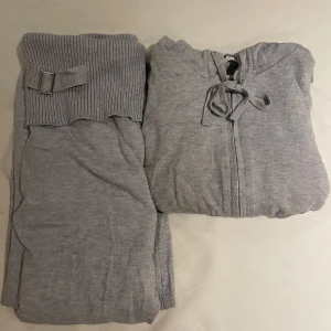Knittwear - Ett mjukis sett från New yorker. Hela settet är XXS koftan XXS och byxorna XXS men hade kunnat passa dom som bär XS-S. De finns två svarta fläckar på armen som inte går bort men dom syns inte jätte mycke.