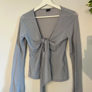 Knyttopp - Långärmad ljusblå knyttopp💙 Lite nopprig, inget som syns Storlek S