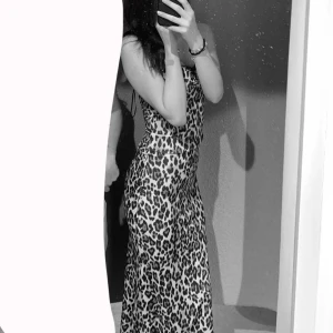 Leopard kjol  - Säljer denna leopard kjol jag köpte på gina tricot, i jätte bra skick och bara använt en gång. ❤️ skriv för fler bilder!! ❤️