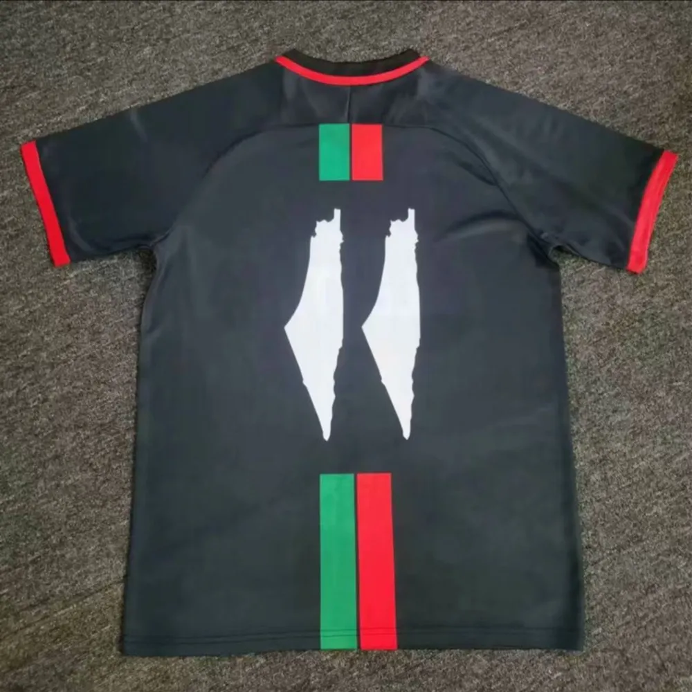 Billiga Palestinska fotbollströjor med bra kvalite Finns i två olika färger KÖP NUU!🇵🇸. T-shirts.