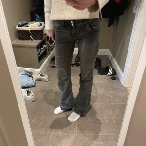 Jeans ginatricot - Coola trendiga jeans , lite slitna på botten men annars inga defekter🩷