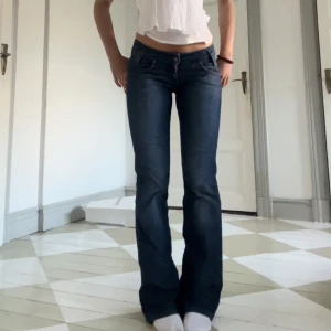 Lågmidjade Lee Jeans - midjemått: 37cm  innerbenslängd: 75cm  jag är 163cm ❤️  Skriv till mig innan ni köper! har annonsen uppladdad på annan app ❤️