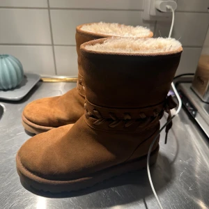 UGGs stl 37 - Superfina uggs som använts ca två gånger i våras då de tyvärr är för små för mig! Jättefint skick förutom att rosetten är lite sönder där bak, går lätt att fixa med lite lim typ♥️