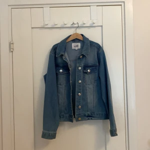 Jeansjacka  - Använd sparsamt och bra skick  Skriv om ni har frågor Köpare står för frakt