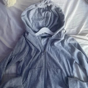 Grå zip up sweater  - Mysig grå sweater från Gina tricot i storlek M! Är som M/S, jätte fin och bekväm men använder tyvärr inte längre 💗