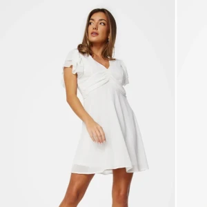 Vit klänning - OBS PRIS KAN DISKUTERAS!  Säljer mina vita klänning från bubbleroom! Passar perfekt till kalas, fest eller en sommarkväll. Använd endast två gånger, inga defekter, inga fläckar. Ordinarie pris utanför kampanjperioder: 699kr (köpt för 699kr) 