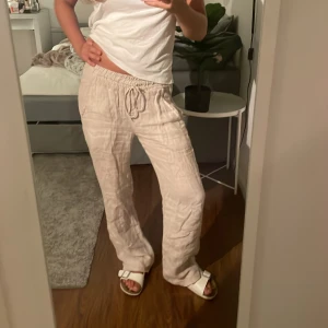 Lågmidjade beiga linnebyxor från Chelsea  - Säljer mina favorit linne byxor då dom inte kommer till användning. Inga defekter och bara använda några fåtal gånger. Storlek XXS men passar mig som har XS-S