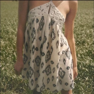Zara klänning - Zara halterneck klänning i nyskick. Prislappen är kvar