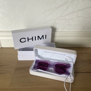 CHIMI Solglasögon - Lila solglasögon i modell 04 från CHIMI. Denna färg finns inte att köpa men nypris för samma modell är 1350kr. Dom är i nyskick då dom aldrig är använda.  Kartong, fodral, dustbag för glasögonen, putsduk.