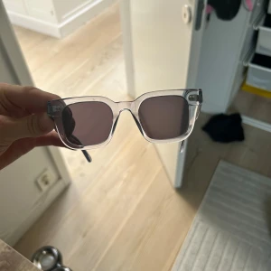 Chimi 004 litchi - Chimis  04 modell  I litchi färgen men mörka glas  Inga skador båda boxarna medföljer! 