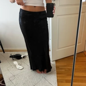 Svart satin kjol - Svart satin kjol, använd en gång