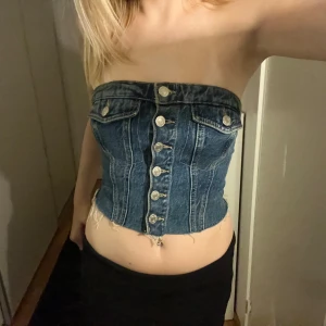 jeanstopp - säljer en skit snygg jeans topp från zara som nästan aldrig har kommit till användning 💕 i storlek M men sitter som XS/S