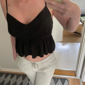 Svart topp - En svart topp köpt från SHEIN. Använd fåtal gånger och har inga skador på sig. Skriv gärna till mig om ni undrar något! 