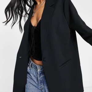 Svart kavaj - Svart kavaj från asos, helt oanvänd! Säljer pga jag inte hann skicka tillbaks🖤skriv privat för egna bilder