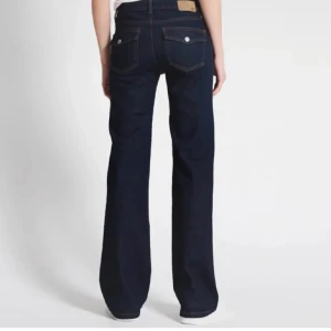 Jeans - Säljer nu mina jeans från lager för att dom inte kommer till användning och är för små i midjan , dom är i xxs full length och är i färgen mörkblå med ljusare detaljer 