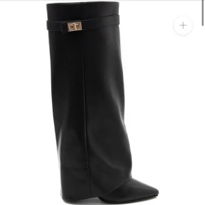 Klackar - Ingen användning av skorna, rensar garderob 