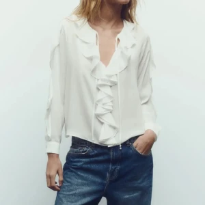 Zara blus - Jag säljer denna blusen från zara med volang detaljer, säljer den pga att den inte kommit till användning därav priset💞...Endast andvänd 2 gånger. Inga fläckar eller något som syns💞 Kan sänka priset vid snabb affär! Skriv privat för fler bilder🙌🏼