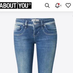 LTB jeans Valerie - 28x32. Ny pris 900 kr. Säljs pågrund av att de är för korta för mig. Jag är 176 cm lång💕 Skriv om ni har några frågor och vill se fler bilder 💘