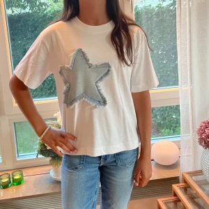 Topp - Säljer denna coola t-shirt i helt nyckick. Kan mötas i Stockholm upp eller posta🩷Pris kan diskuteras. 