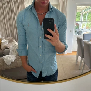 Ralph Lauren skjorta ”Oxford” - Hej, säljer nu min fina Ralph Lauren skjorta storlek M slimfit ”Oxford”. Den är i nyskick och kommer vara otroligt snygg i sommar. Nypris 1500kr! Vi kommer att sälja liknande produkter nu i sommar så glöm inte följa profilen!🌊🍾