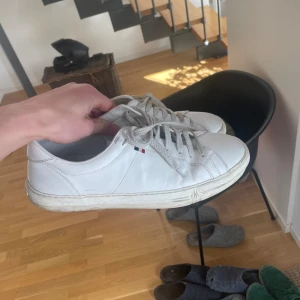Moncler Skor - Säljer nu dessa stilrena Moncler New Monaco skorna! Storleken är 45 och är 8/10 i skick. Tveka inte att höra av dig vid frågor!