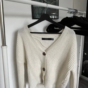 Stickad kofta/tröja - Säljer denna vita stickade tröjan/koftan ifrån Veromoda. Den är i storlek xs jag skulle säga det mer är en S. 