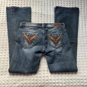Guess jeans - Ett par supervackra Guess jeans som är lågmidjade och flared. Jättefina bakfickor😊 Midjan är 40cm rakt över och innerbenslängden är 80cm.