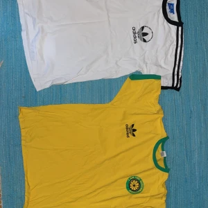 Stone Roses X Adidas - 💥💥💥‼️‼️‼️  Kod röd, det är en mf bundledeal. De sjuka sjuka människorna på Adidas gjorde ett samarbete med The Stone Roses?! Iaf den vita, den andra e printad av ngn shuno. Såklart kan jag lösa så du bara får ena, men due fett tråkig då. All or nuthing🗣️