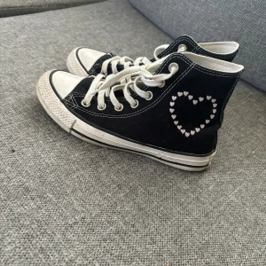 Converse limited edition  - Säljer då de inte är min stil längre. Köpta för 1000kr knappt använda. Strl 38 köparen står för frakt! 