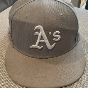 New era keps - Säljer denna new era kepsen då den inte passar mig längre då jag nu har långt hår då den är för liten för mitt huvud.