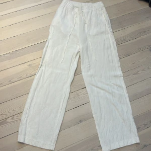 Jätte fina linnebyxor, som jag inte kan använda längre pågrund av att de inte passar på mig. Har använt ett fåtal gånger och är i nyskick/sprillans nya.💕 Jätte fina till Sommaren med bara nån enkel tröja till. Passar även till tjejer som är långa.🤩 - Jätte fina linnebyxor, som jag tyvärr inte kan använda längre pågrund av att de inte passar på mig. Har använts ett fåtal gånger och är i nyskick/sprillans nya.💕 Jätte fina  till Sommaren med t.ex bara en enkel top till. Passar till långa tjejer