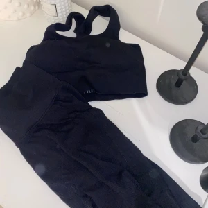 Svart träningssett - Använd några gånger, jätte bra skick och passform! På mig är shortsen högmidjade.