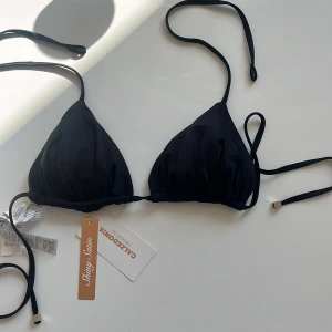 Svart Bikini Calzedonia  - Hej, säljer en svart bikini från calzedonia som är oanvänd
