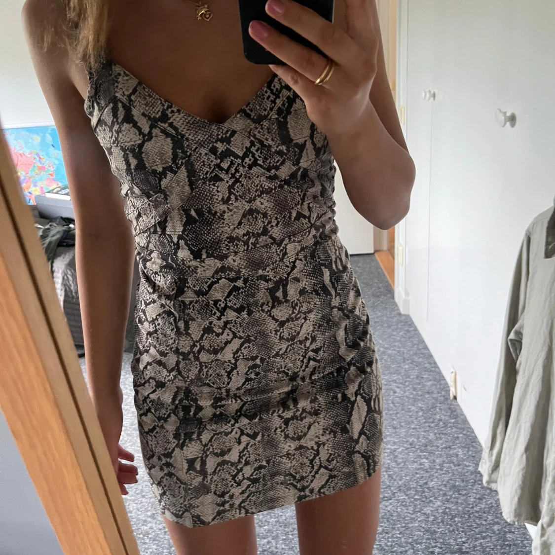 Klänning med ormmönster