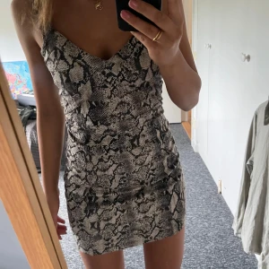 Klänning med ormmönster - Säljer denhär firgursydda klänningen med ormprint🥰