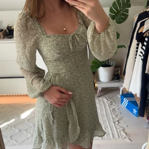 Grön klänning - Super fin klänning som knappt är använd😇Bra skick, nypris 729kr men säljer för 319, men priset kan diskuteras