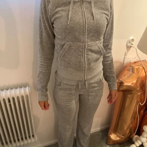 Juicy couture  - Säljer denna ljusgrå juicy dressen då jag inte använder den längre Den är också i väldigt bra skick nästan aldrig använd   Byxorna är i xxs och tröjan är i xs