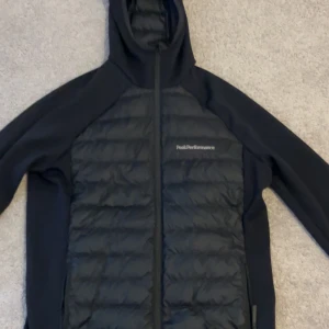 Peak peformence cardigan - I jättebra skick köpt för 2 månader sen i peak peformence 