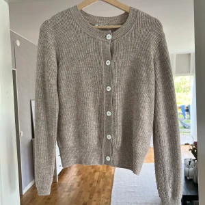 Kofta beige - Otroligt skön kofta från NAKD. Beige i bergen. Inte stickig. Stl xs. Men passar även S. 