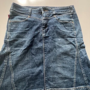 Levis jeanskjol  - Lång kjol men kan enkelt klippas till kort. Den är i fint skick och nyköpt för 800kr. Den har fina fickor bak och riktigt unik. Om ni har mer frågor är det bara att skriva. ⚠️tryck ej på köp nu⚠️