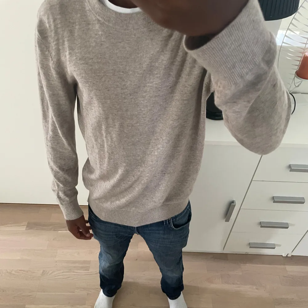 Säljer denna cashmere sweatshirt jag fått i present. Från HM köpt för 1499. En unik färg och tröja som inte säljs längre. Använd ca 2 gånger där av 10/10 skick. Tveka inte att skriva ifall minsta fundering finns🤝. Tröjor & Koftor.