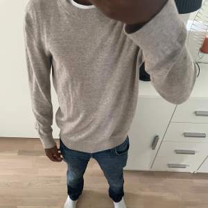 Säljer denna cashmere sweatshirt jag fått i present. Från HM köpt för 1499. En unik färg och tröja som inte säljs längre. Använd ca 2 gånger där av 10/10 skick. Tveka inte att skriva ifall minsta fundering finns🤝