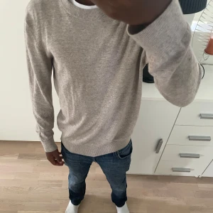 Cashmere sweatshirt - Säljer denna cashmere sweatshirt jag fått i present. Från HM köpt för 1499. En unik färg och tröja som inte säljs längre. Använd ca 2 gånger där av 10/10 skick. Tveka inte att skriva ifall minsta fundering finns🤝