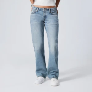Arrow Low Straight Jeans  - Helt oanvända jeans från Weekday. Nypris 590kr 