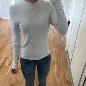 Tröja  - Super söt vit baströja som är perfekt nu till hösten. Den är från monki i storlek s💗