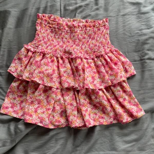 Rosa volangkjol  - Jättefin somrig rosa volangkjol från Only strl Xs men passar även lite mindre strl, använd fåtal gånger och är i nyskick💗köpt för 400kr